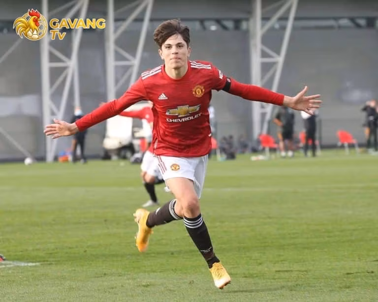 Alejandro Garnacho tự tin ăn mừng bàn thắng mang dáng dấp của thần tượng Ronaldo, khẳng định khát khao kế thừa chiếc áo số 7 huyền thoại tại sân Old Trafford.